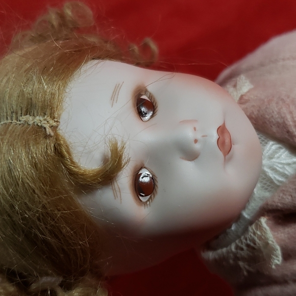 Patricia Coffer 1986 “Tansie Comes To Visit” 10" Porcelain Doll w/ Stand - Picture 3 of 14